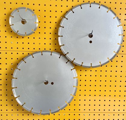 높은 품질 230×2.6/1.8×10×16T 화창 9 인치 레이저는 다이아몬도 소오 블레이드를 줄이는 화강암 골재 콘크리트 건식을 용접했습니다